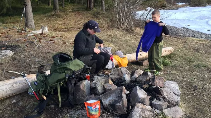 En lavterskeltur for barn som skal bære sekk for første gang