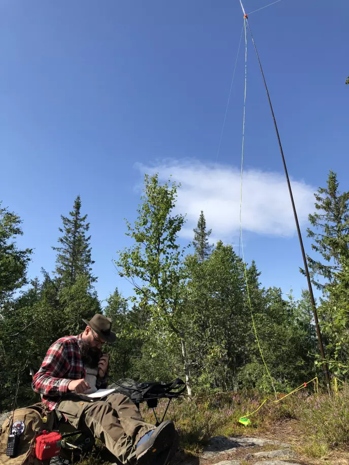 Skogfar med sotabeams antenne og mast og Yaesu FT-817 radio. 