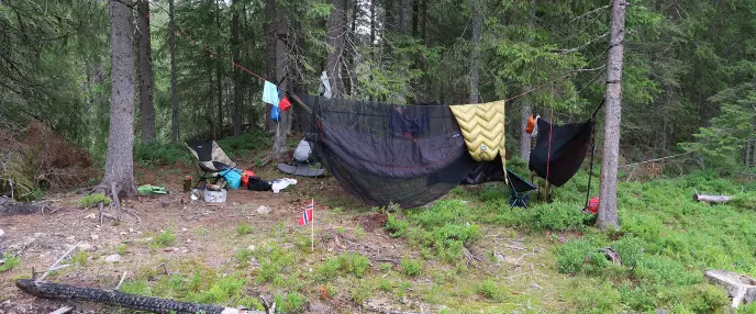 Leir ved Langevann. Topquilt henger til tørk og leiren er litt bomba.